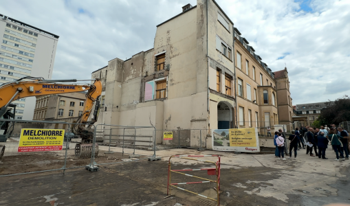 La destruction du bâtiment principal, en août 2025.
