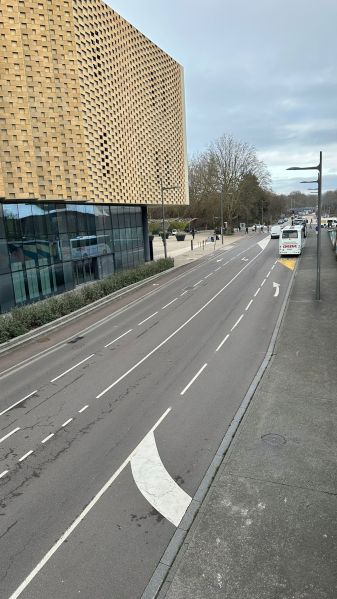 Fichier:Avenue Malraux depuis passerelle.jpeg