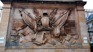 Le bas-relief du portail d'entrée en décembre 2022, sur le côté gauche.