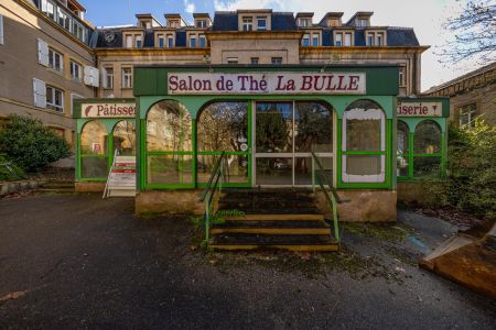 Vue depuis le centre de la cour avec le salon de thé entre l'entrée D et la E.
