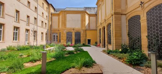 La même cour après sa rénovation.