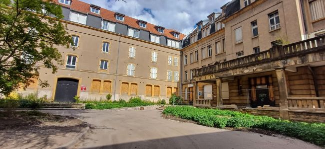 Vue depuis la cour en 2025 : le salon de thé est détruit.