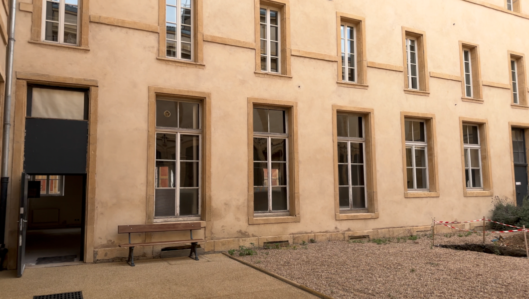 La cour intérieure du musée, vue sur le nouveau pavillon de la biodiversité.