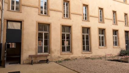 La cour intérieure du musée, vue sur le nouveau pavillon de la biodiversité.