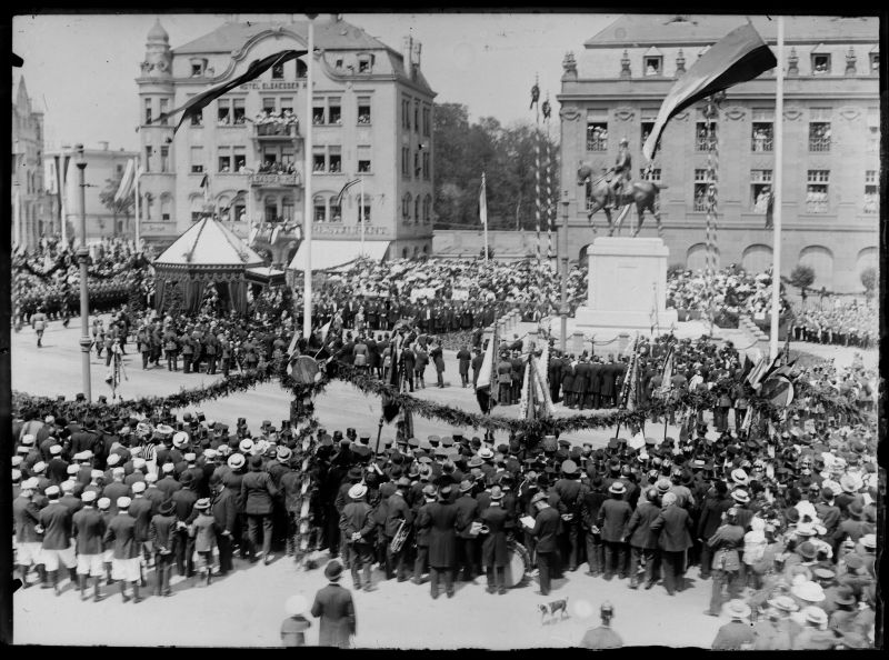 Fichier:Guillaume II 1903 statue Guillaume 1 place mondon.jpg