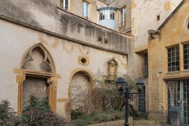Des vestiges de la maison de Rabelais au fond de la cour.